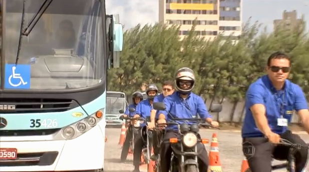 Motoristas de ônibus experimentam vida de ciclistas por um dia